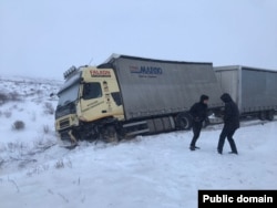 Жарысқа бара жатқан оқушылар мінген көлік тас жолда үлкен жүк көлігімен соқтығысқан. Ақтөбе облысы, 19 желтоқсан, 2023 жыл. Ақтөбе облыстық полиция департаменті таратқан фото