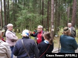 Анатолий Разумов на Левашовской пустоши с жителями Великого Новгорода и Чудова