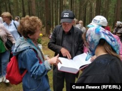 Николай Трабер показывает Книгу памяти