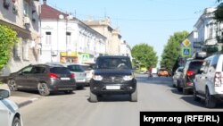 Автомобили на улице Керчи, август 2023 года