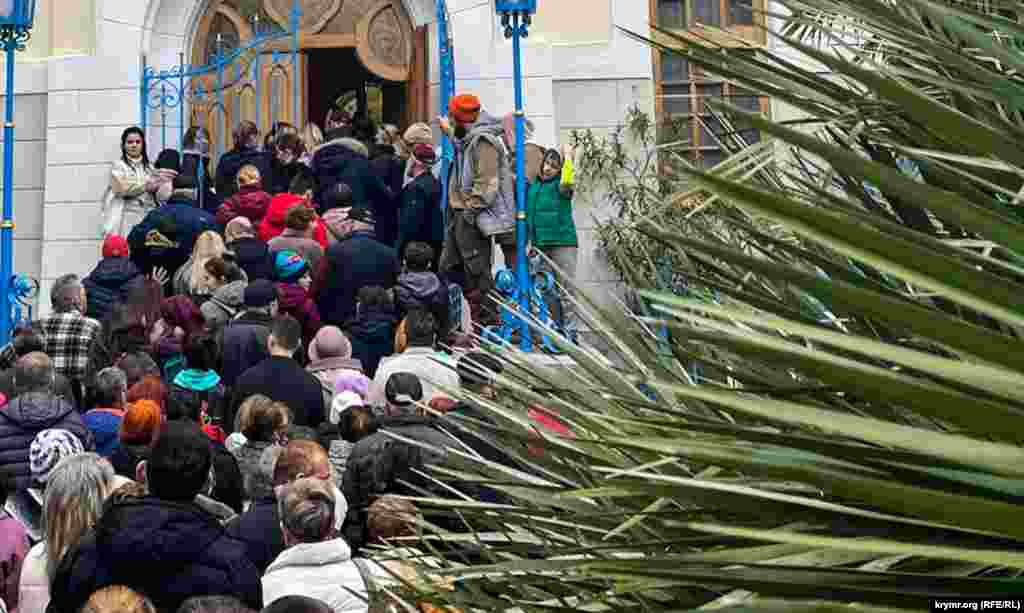 Настоящий ажиотаж наблюдался лишь у входа в органный зал