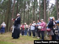 Панихида по невинно убиенным новгородцам на Левашовском кладбище