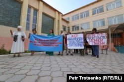 Үлкен ауылындағы мектептің ауласына жиналып, АЭС салуға қарсылық білдіріп тұрған белсенділер. Алматы облысы, 22 тамыз, 2023 жыл.