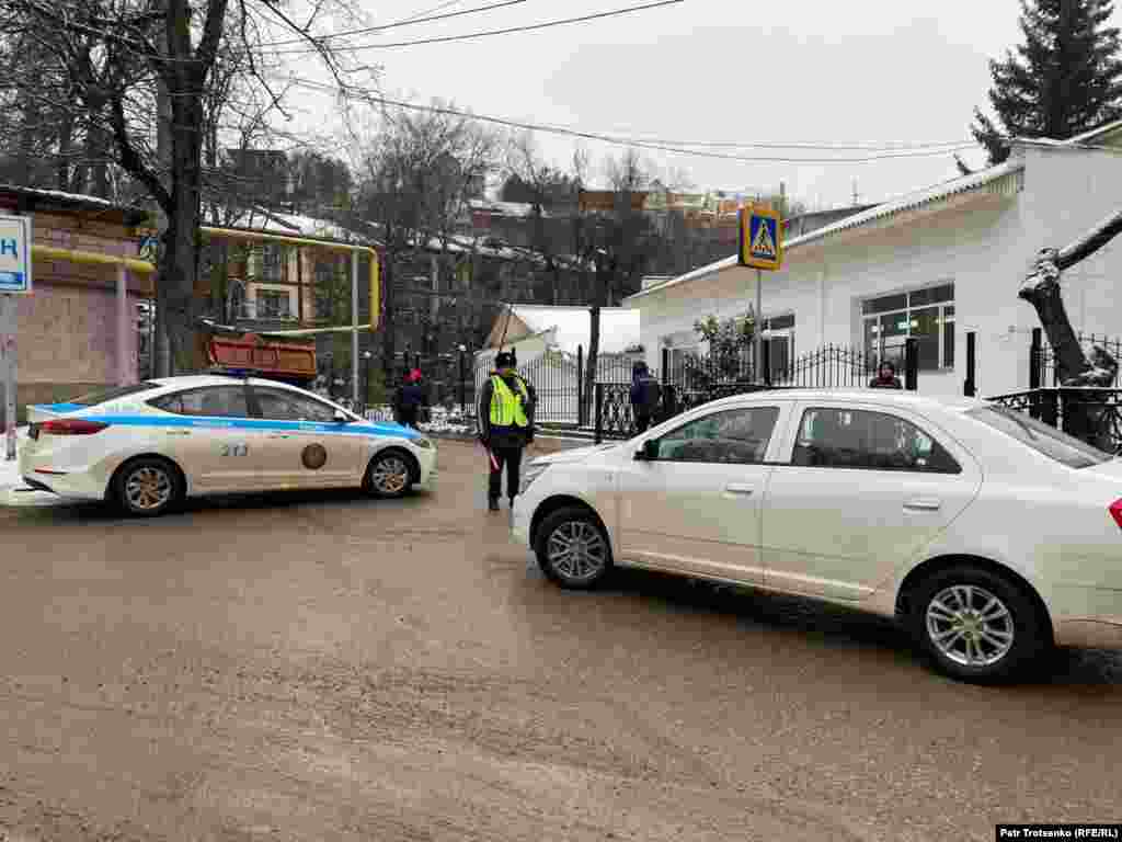 Төтенше оқиға болған аумақты бақылауға алған полиция ол жаққа сырт жақтан барған адамдарды өткізбей тұр деп хабарлады бейсенбі күні таңертең сол жерге барған Азаттық тілшілері