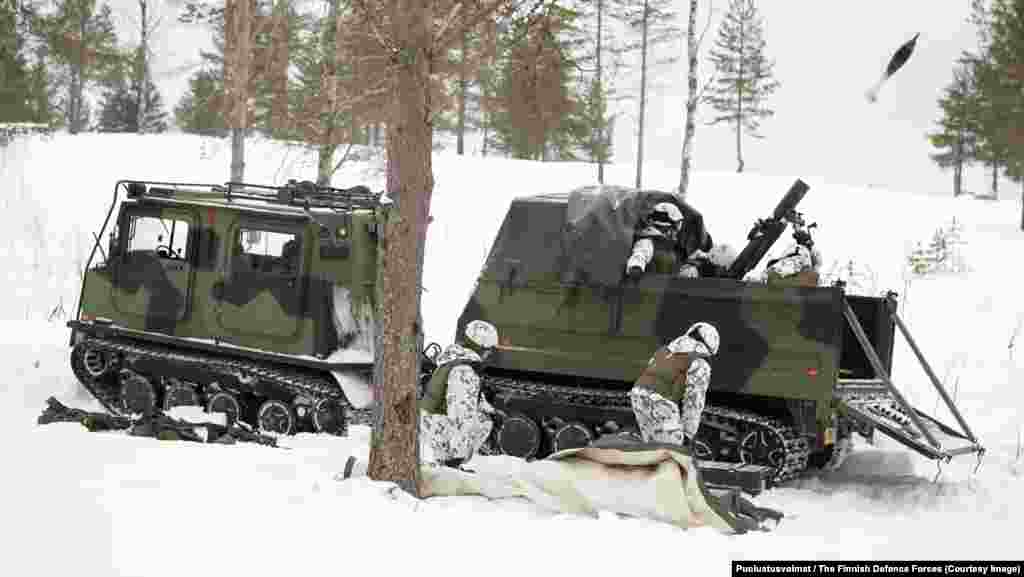 120 KHR TEKA&nbsp;Articulated Tracked Mortar Carrier Тяжелый миномет, установленный внутри прицепа для гусеничной машины &laquo;Piglet/Пятачок&raquo; финского производства, позволяет огневому расчету произвести десяток минометных выстрелов в минуту, а затем уйти в дикую местность до того, как радары батареи противника смогут точно определить их местоположение.