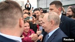 Владимир Путин во время визита в Якутск 