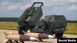 Американская реактивная система залпового огня на колесном шасси M142 HIMARS и ракеты ATACMS. Иллюстративное фото