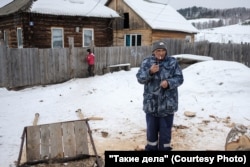 Сергей Сазанаков у своего дома. Фото: Виль Равилов для ТД