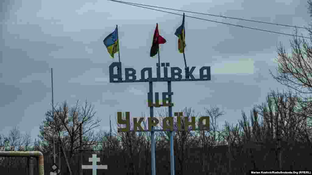 Авдеевка &ndash; это Украина. Два месяца назад начальник Авдеевской городской военной администрации Виталий Барабаш в интервью Суспільному сообщил, что с начала полномасштабного вторжения РФ в Украину в этом городе погибли 75 человек, 170 жителей получили ранения. Москва с самого начала полномасштабного вторжения отрицает целенаправленные атаки на гражданских, несмотря на наличие свидетельств и доказательств этого