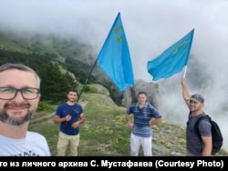 Нариман Джелял (слева) и Сейдамет Мустафаев (справа) в крымских горах. Из личного архива Сейдамета Мустафаева