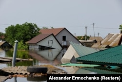 Вид на затопленный жилой район в городе Голая Пристань, 8 июня 2023 года