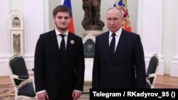 Rusiya prezidenti Vladimir Putin və Axmat Kadırov Kremldə