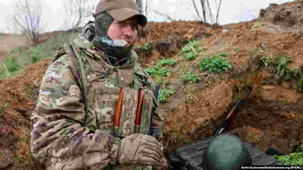 Украинский военный на позиции. Линия фронта войны, которую ведет Россия против Украины. Донбасс. 18 апреля 2022 года