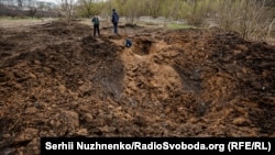 Воронка после российской атаки в Донецкой области, иллюстративное фото