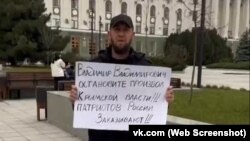  Крымский пророссийский активист Эйваз Умеров провел одиночный пикет у российского правительства Крыма против «произвола крымской власти», 28 декабря 2022 года