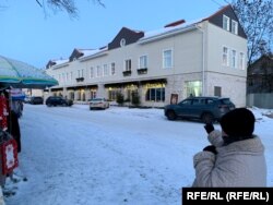 Жительница Печор Маргарита на площади перед монастырем