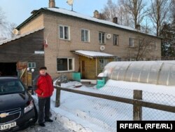 Геннадий Васильевич около дома