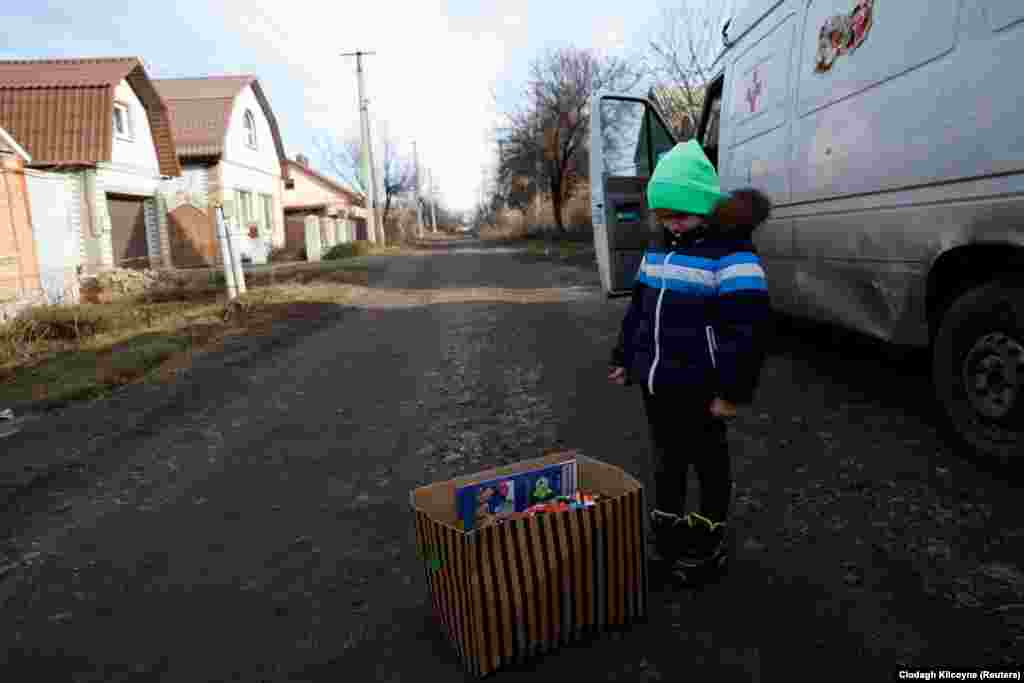 Тем временем 4-летний Тимур рассматривает коробку с его подарками. &nbsp; &nbsp;