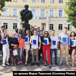 Марк Тарасов (в центре) и его одногруппники из Петербургского госуниверситета путей сообщения