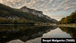 Водоем у подножия пещерного города-крепости Мангуп-кале. Крым, 13 октября 2021 года