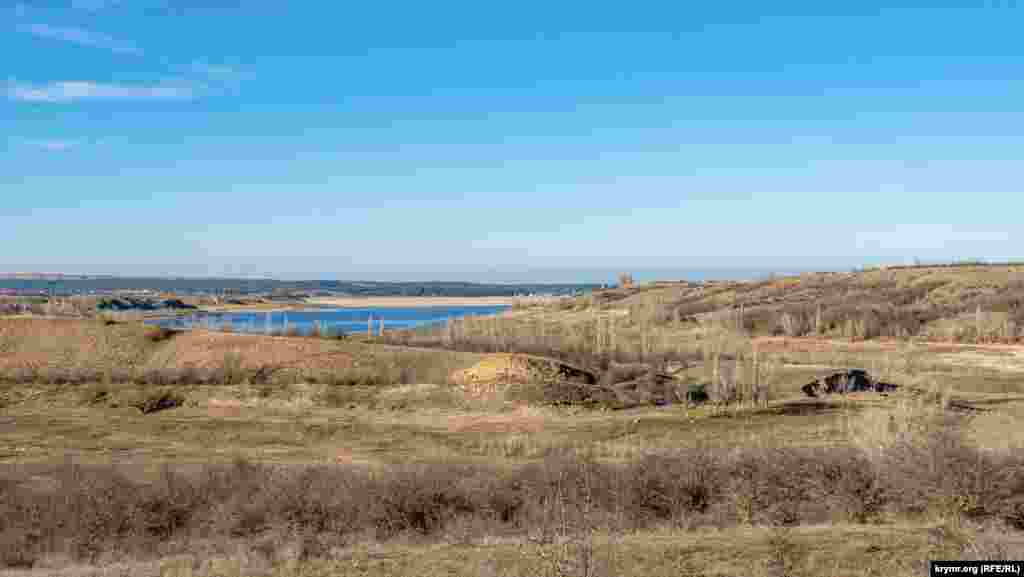 Зеркало Белогорского водохранилища из -за продолжающейся засухи заметно отдалилось от Карасевки