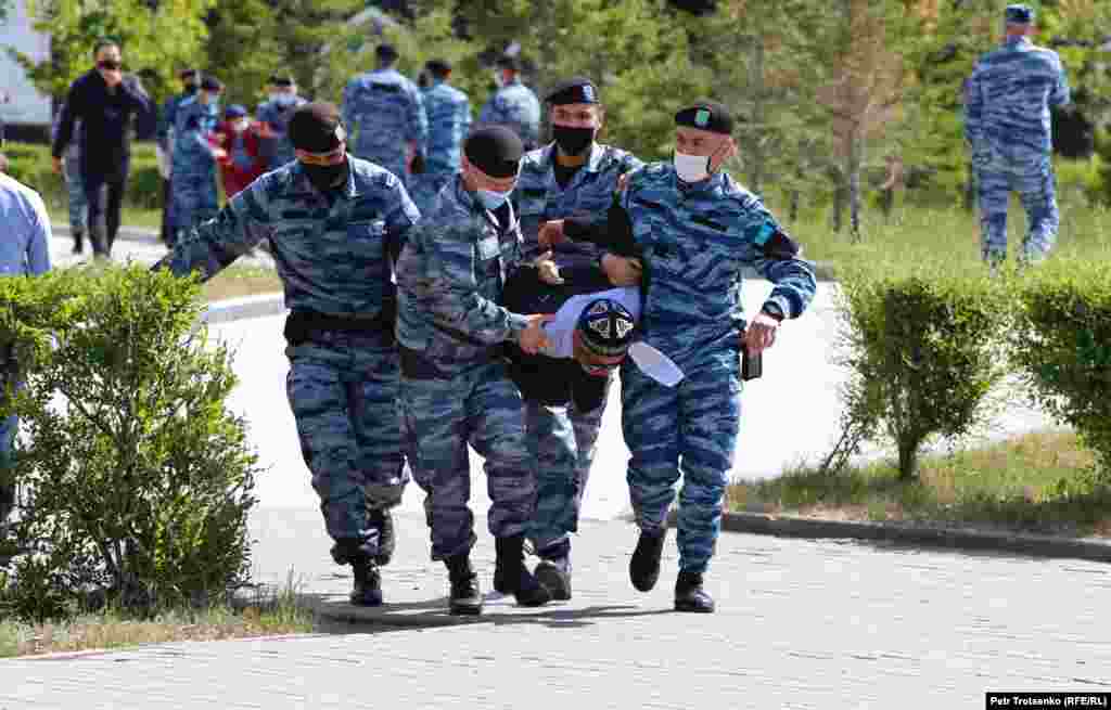 Нұр-Сұлтанда арнайы жасақ наразылыққа келген адамды ұстап әкетіп барады.&nbsp; Қала полициясы &quot;митинг орны&quot; ретінде белгіленген - Республика алаңын қоршады.&nbsp;