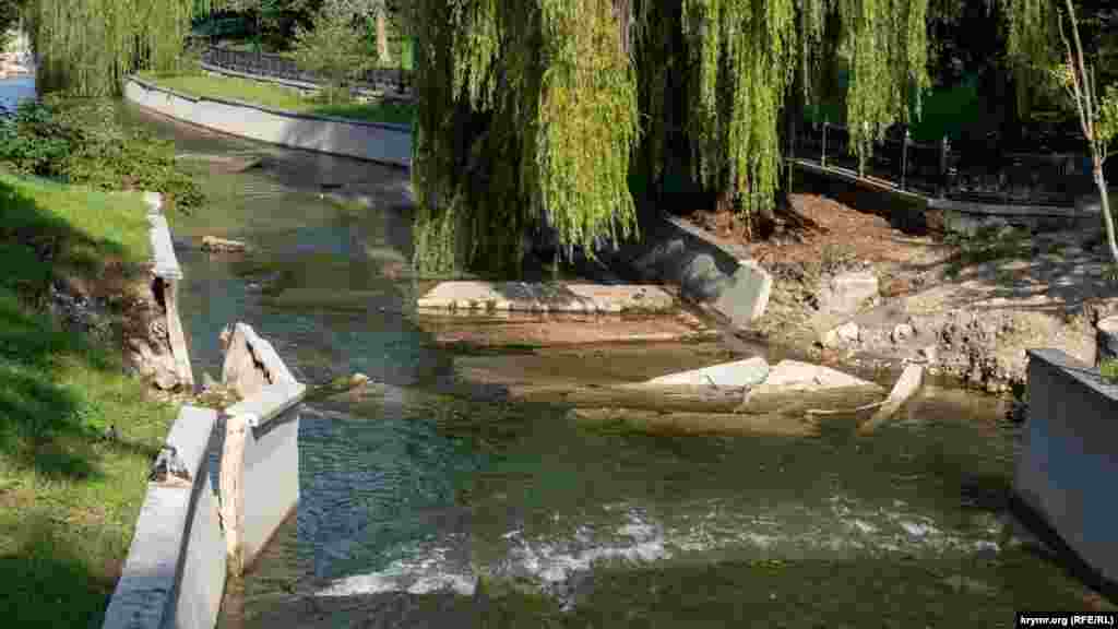 После летнего аврального спуска воды из Симферопольского водохранилища бетонные плиты на берегах Салгира по-прежнему не на своих местах