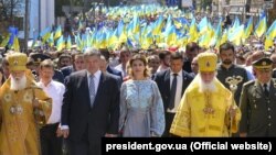 Президент Украины Петр Порошенко (по центру), глава УПЦ (КП) патриарх Филарет (слева) и глава УАПЦ митрополит Макарий (справа) во время празднования 1030-летия крещения Руси-Украины. Киев, 28 июля 2018 года