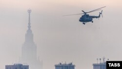 Вертолёт Ми-8 над Москвой