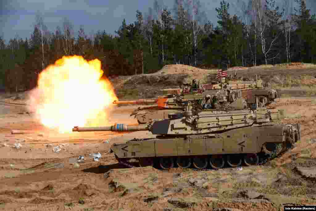 Танки M1A1 Abrams участвуют в учениях НАТО в Адажи, Латвия, 26 марта 2021 года. Москва заявила, что передача танков Украине будет &laquo;откровенной провокацией&raquo;.