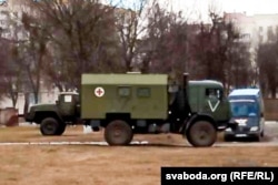 Российская военная техника возле Мозырской городской больницы. Беларусь, февраль 2022 года