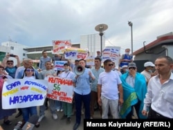 Қазақстанның демократиялық партиясын құру жөніндегі ынталы топтың жетекшісі Жанболат Мамай (ортада мегафонмен сөйлеп тұр) мен жақтастары. Алматы, 6 шілде 2021 жыл.