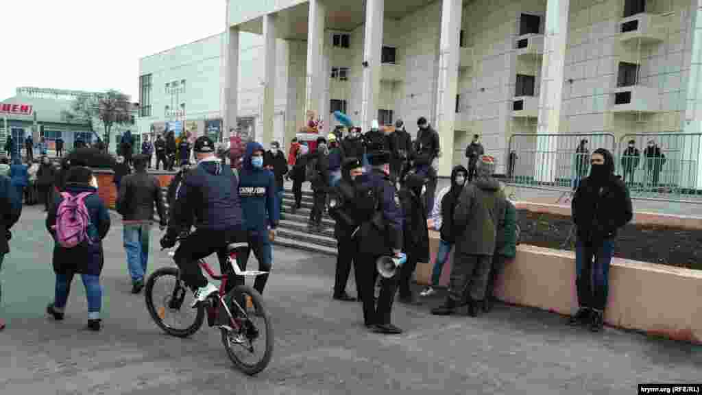 Несколько десятков человек собрались на центральной площади в Симферополе. В этот день здесь должен был пройти митинг в поддержку российского оппозиционера Алексея Навального