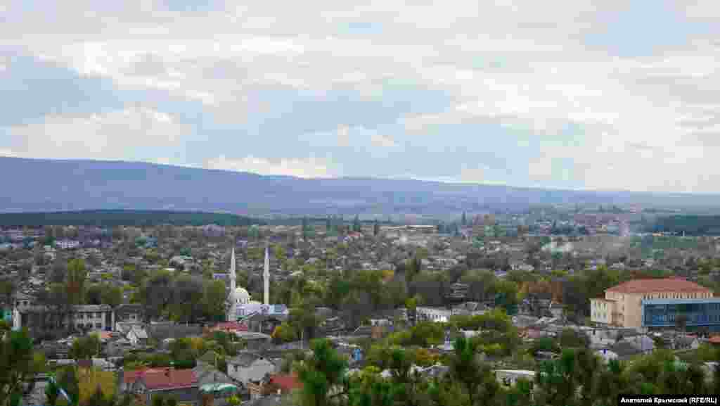 Вид на Белогорск со смотровой площадки на холме Дорт-Куль ( с крымскотатарского &ndash; четырехугольник)