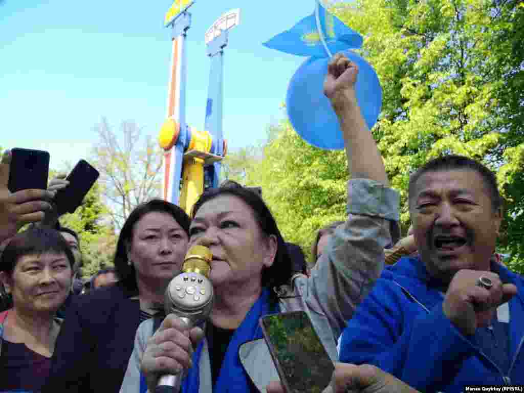 Алматыдағы наразылық шарасы Алматының орталық мәдени және демалыс саябағына өтті. Ондаған адам әділ сайлау өтуін, елде атом электр станциясы салынбауын талап етті. Наразылыққа шыққандар арасында көк шар көтеріп тұрғандары да болды. Алматы, 1 мамыр 2019 жыл.&nbsp;