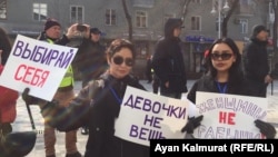 Феминист топтар ұйымдастырған әйелдер құқығына арналған марш. Алматы, 8 наурыз 2020 жыл.
