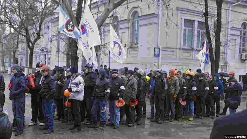 Много флагов пророссийских организаций, всяких &laquo;казачьих союзов&raquo; и в том же духе. Очень заметно какое-то гротескное обезьянничанье, скопированные с Майдана детали &ndash; например, строительные каски и медицинские маски, совершенно ненужные в Крыму, в котором милиция почти сразу проявила полную лояльность. И уж о слезоточивом газе и дубинках речи вообще быть не могло