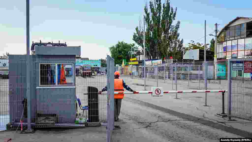 В зоне транспортной безопасности местной автостанции, пожалуй, самые строгие в Крыму порядки. За проход через ее территорию в неустановленном месте &ndash; штраф в размере 3000-5000 рублей (1260&nbsp;&ndash; 2100 грн)