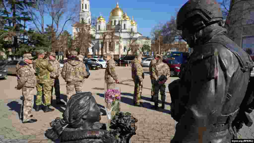 Накануне 8 Марта кто-то положил букет в руки скульптуре &ndash; девочке в памятнике &laquo;Вежливым людям&raquo;