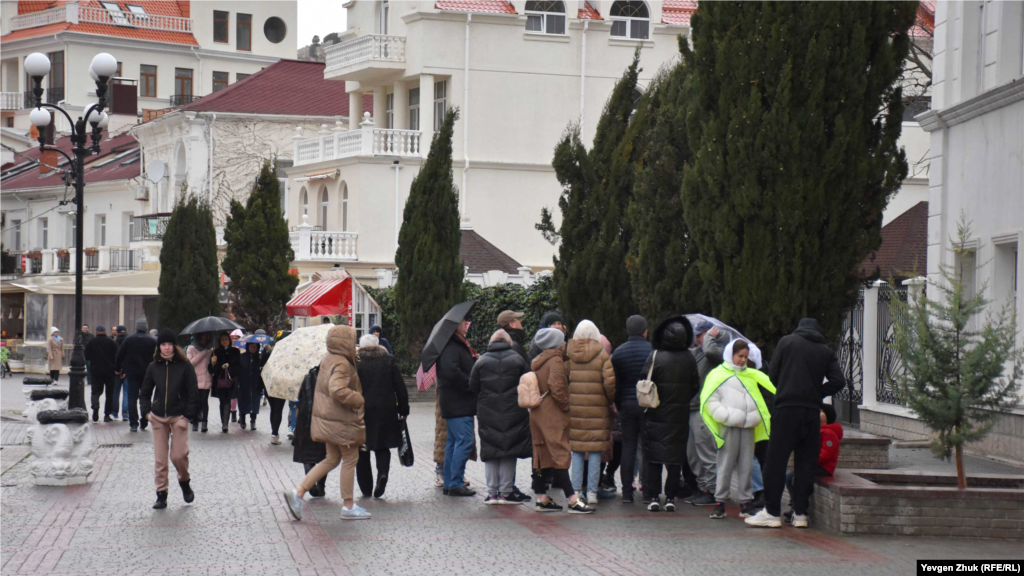 Группа туристов слушает экскурсовода