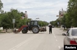 Күдіктілерді ұстау кезінде көшені жауып тұрған арнайы жасақ. Ақтөбе, 10 маусым 2016 жыл. (Көрнекі сурет)