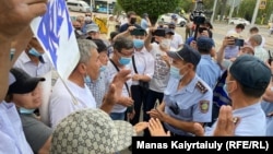 Балуан Шолақ атындағы спорт сарайы маңында полиция тіркелмеген Қазақстанның демократиялық партиясының жақтастарының жолын бөгеп тұр. Алматы, 6 шілде 2021 жыл.