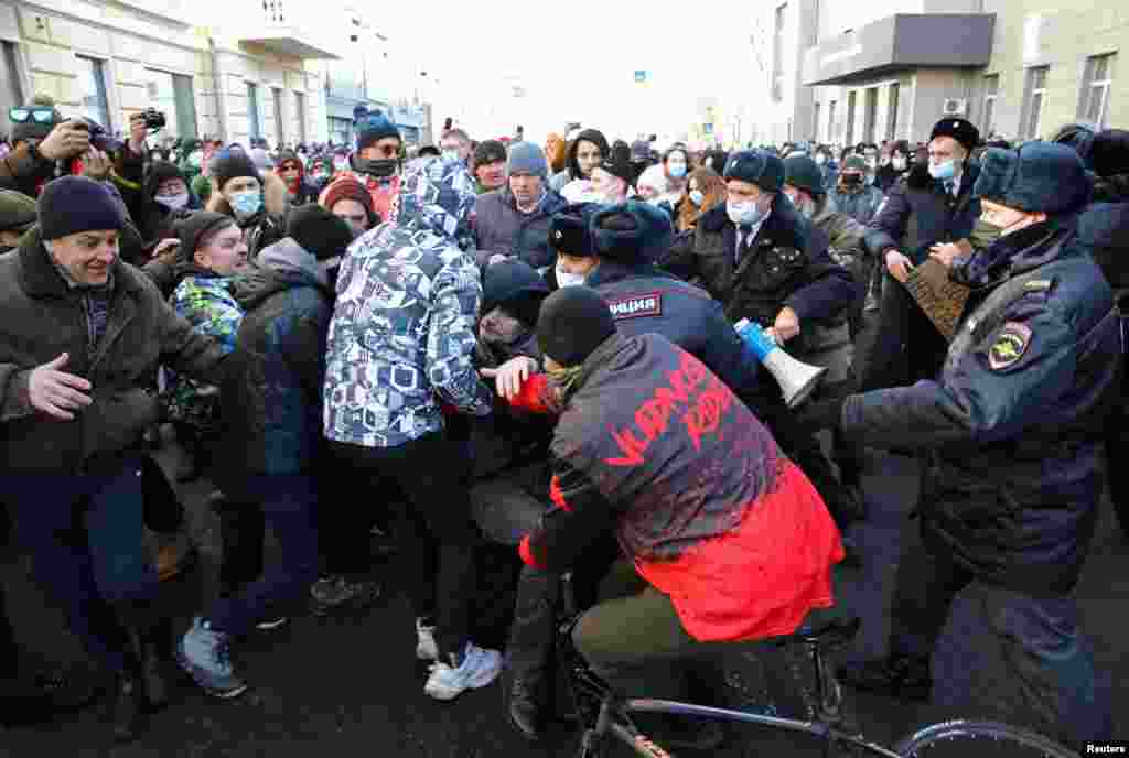 Во Владивостоке, где задержаны 35 человек, было возбуждено первое уголовное дело по статье 267.1 Уголовного кодекса России (&laquo;Действия, угрожающие безопасной эксплуатации транспортных средств&raquo;) &ndash; соответствующий закон вступил в силу в 2021 году, сообщают правозащитники из &laquo;Апология протеста&raquo;