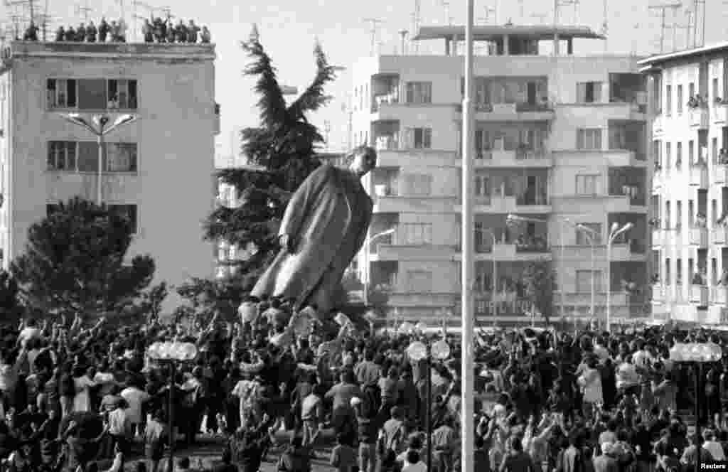 Свержение бронзовой статуи албанского диктатора Энвера Ходжи в ходе антикоммунистической революции в стране, которая началась в 1990 году