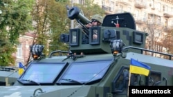 Украинский военный с американским противотанковым ракетным комплексом «Джавелин» (Javelin) во время военного парада ко Дню Независимости Украины. Киев, 24 августа 2018 года