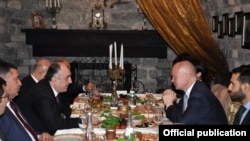 William Hague Azərbaycanın xarici işlər naziri Elmar Məmmədyarovla Bakıda süfrə arxasında, 17 dekabr 2013