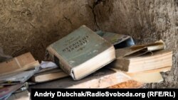 «Утраченные иллюзии» на полке одного из разрушенных снарядами гаражей