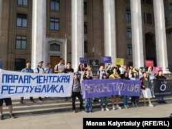 "Oyan, Qazaqstan" қозғалысының белсенділері Конституция күні өткізген шеруден кейін. Алматы, 30 тамыз, 2019 жыл