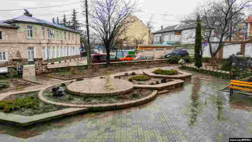 Перед самой мечетью расположен сквер имени алуштинца Гирея Баирова, детского хирурга