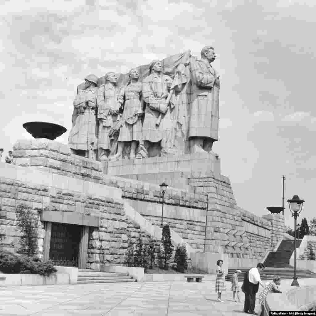 Памятник Сталину, сфотографированный летом 1960 года. Гранитно-бетонный гигант стоял здесь с 1955-го по 1962 год, пока его не разрушили во время &laquo;десталинизации&raquo; в Советском Союзе